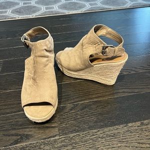 Brown beige wedge shoe. Super comfortable